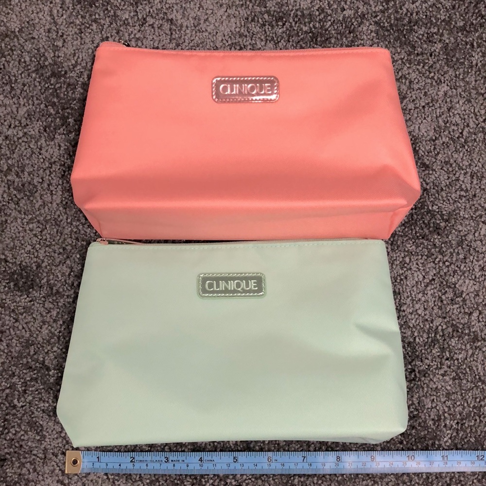 Women’s Clinique make up pouch set